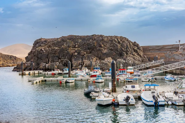 Kanarya Adaları 'ndaki Fuerteventura adasında romantik bir körfezde El Cotillo balıkçı limanı