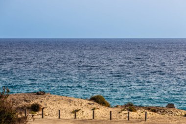 Kanarya Adaları 'ndaki Fuerteventura Adası' ndaki Parque Natural de Corralejo sahil şeridi.