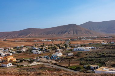 Kanarya Adaları 'ndaki Fuerteventura adasında eski yel değirmenleriyle Villaverde köyü.