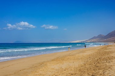 Kanarya Adaları 'ndaki Fuerteventura Adası' nın güneyindeki Sonsuz Kum Kahve Sahili