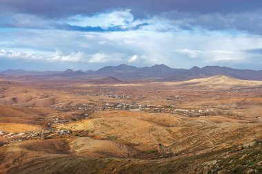 Kanarya Adaları 'ndaki Fuerteventura adasındaki Mirador del Risco de Las Penas manzarasından manzara