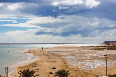 Playa de Sotavento plajı Kanarya Adaları 'ndaki Fuerteventura adasında bir rüzgar sörfü cennetidir.