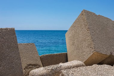 İtalya, Sicilya 'daki Marsala limanında dalga kırıcılar