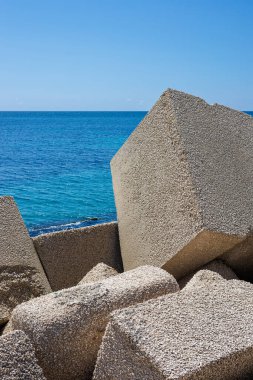 İtalya, Sicilya 'daki Marsala limanında dalga kırıcılar