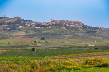 İtalya 'nın Sicilya adasındaki tarihi Salemi kasabasının altında bahar manzarası