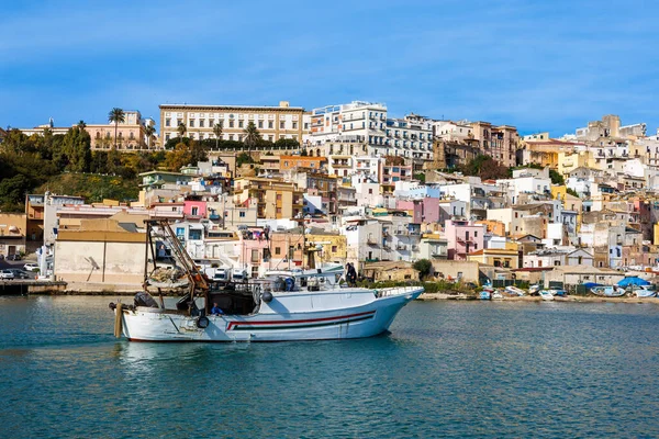 Sicilya, İtalya 'daki eski Sciacca kasabasının limanı.