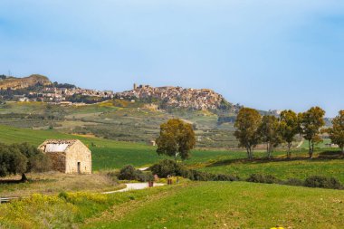 İtalya 'nın Sicilya adasındaki tarihi Salemi kasabasının altında bahar manzarası