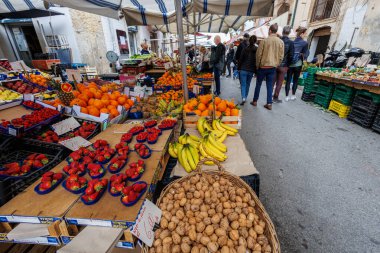 Sicilya, İtalya 'daki Siracusa' daki çiftçi pazarında.