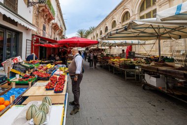 Sicilya, İtalya 'daki Siracusa' daki çiftçi pazarında.