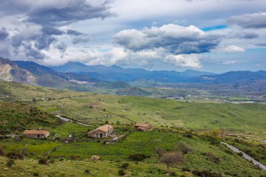 İtalya 'nın Sicilya adasındaki Etna Dağı volkanına tırmanmanın başlangıç noktalarından biri.