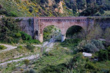 Viaduct Contrada Piano Rocca İtalya 'nın Sicilya adasının kuzey doğu kıyısında.