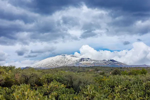 Etna Pokryta Śniegiem Wiosennej Przyrodzie Sycylii Włochy — Zdjęcie stockowe