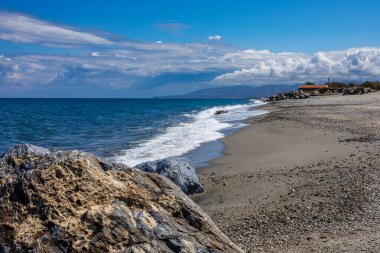 Sicilya 'nın kuzey-doğu sahilinde kumsal, İtalya kıyıları.