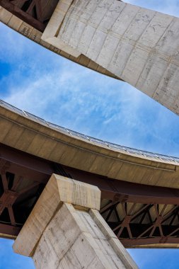 İtalya 'nın Sicilya adasındaki Messina kasabasının etrafındaki kavşaklarda.
