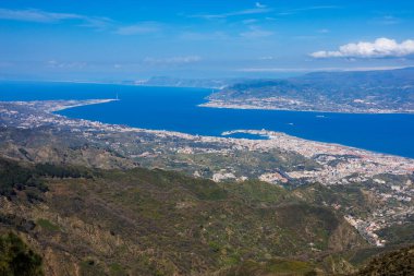 Messina Sicilya adasında, İtalya kıyıları arka planda, İtalya