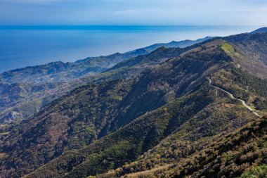 Messina, Sicilya, İtalya 'daki dağların Batteria Puntal Ferraro kalesinden görüntü