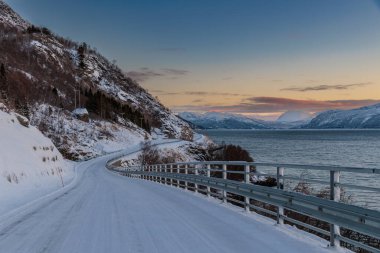 Norveç 'in kuzeyinde, Lofoten Adaları' nda, fiyort yakınlarındaki bir kayanın üzerindeki buz krallığı.