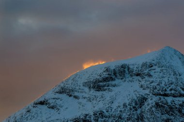 Norveç 'in kuzeyinde, Lofoten Adaları' nda, fiyort yakınlarındaki bir kayanın üzerindeki buz krallığı.