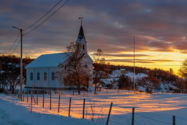 Norveç 'in kuzeyinde, Lofoten Adaları' nda, fiyort yakınlarındaki bir kayanın üzerindeki buz krallığı.