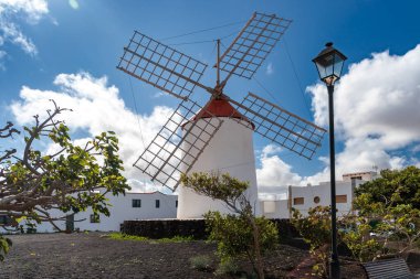 İspanya 'nın Kanarya Adaları' ndaki Lanzarote adasındaki Teguise kasabasında değirmen