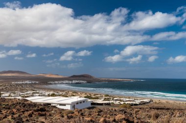 İspanya 'nın Kanarya Adaları' ndaki Lanzarote Adası 'ndaki Famara tatil köyünün manzarası