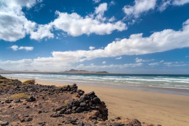Famara tatil köyü yakınlarındaki manzara ve plajlar, Lanzarote, Kanarya Adaları, İspanya