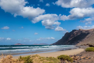 Famara tatil köyü yakınlarındaki manzara ve plajlar, Lanzarote, Kanarya Adaları, İspanya