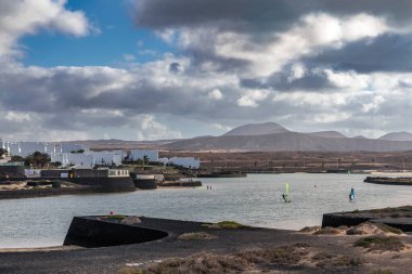 İspanya 'nın Kanarya Adaları' ndaki Lanzarote adasında Santa 'nın sahil köyü.