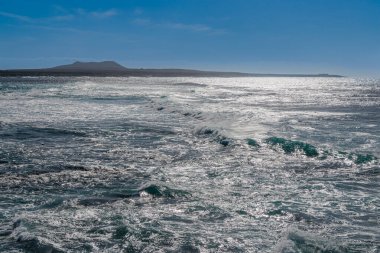 Akşamın erken saatlerinde, İspanya, Kanarya Adaları, Lanzarote açıklarında Atlantik Okyanusu 'nun yüzeyinin yansıması.