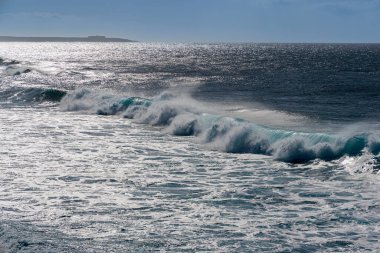 Kanarya Adaları, İspanya 'daki Lanzarote adasının açıklarında okyanus dalgaları.