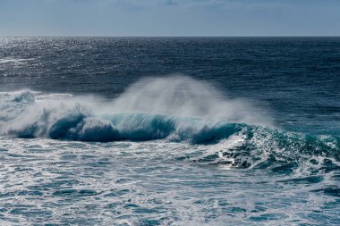 Kanarya Adaları, İspanya 'daki Lanzarote adasının açıklarında okyanus dalgaları.
