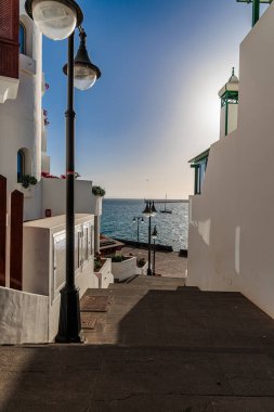 Akşam erken saatlerde İspanya 'nın Kanarya Adaları' ndaki Lanzarote adasında Puerto del Carmen kasabasında