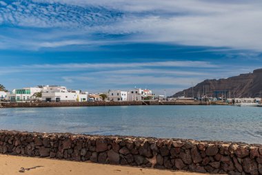 İspanya 'nın Kanarya Adaları, Lanzarote yakınlarındaki Graciosa adasındaki Caleta del Sebo köyü.