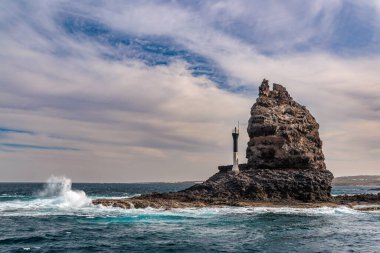 İspanya, Kanarya Adaları, Lanzarote 'un kuzey ucundaki küçük deniz feneri.