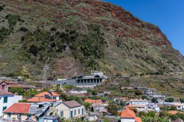 Portekiz 'in Madeira adasındaki Jardim do Mar caddelerinin manzarası