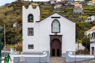 Portekiz 'in Madeira adasındaki Ribeira da Janela kıyı köyünde bir kilise.