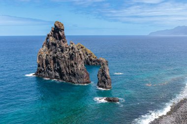 Portekiz 'in Madeira adasındaki Ribeira da Janela köyünün kıyısında kaya oluşumları