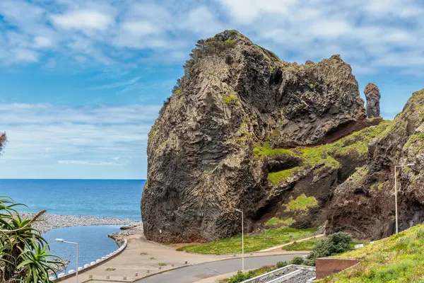 Portekiz 'in Madeira adasındaki Ribeira da Janela kıyı köyü.