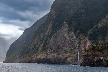 Portekiz 'in Madeira adasında Seixal kasabası yakınlarında bir şelale bulunan Rocky sahili.