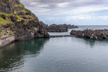 Seixal, Madeira Adası, Portekiz 'de doğal bir yüzme havuzu.