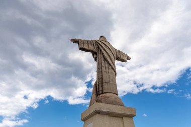 Cristo Rei. Atlantik Okyanusu 'na bakan bir uçurumun tepesindeki İsa anıtı ve Portekiz' in Madeira adasındaki sahile giden bir teleferik.