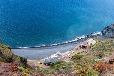 Cristo Rei. Atlantik Okyanusu 'na bakan bir uçurumun tepesindeki İsa anıtı ve Portekiz' in Madeira adasındaki sahile giden bir teleferik.
