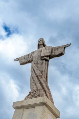 Cristo Rei. Atlantik Okyanusu 'na bakan bir uçurumun tepesindeki İsa anıtı ve Portekiz' in Madeira adasındaki sahile giden bir teleferik.