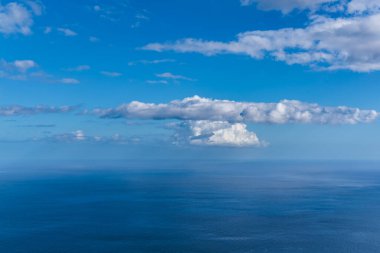 Portekiz, Madeira Adası 'ndaki cam döşemeli Cabo Girao gözcüsünden mavi Atlantik ve beyaz bulutların görüntüsü