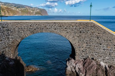 Akşam erken saatlerde Ponta do Sol, Madeira Adası, Portekiz 'de manzara ve okyanus havası