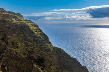 Portekiz 'in Madeira Adası' nın kuzey kayalıklarından Atlantik manzarası