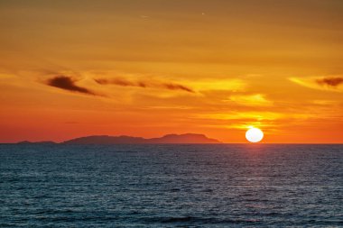 Yunanistan 'ın Korfu adasındaki Acharavi kasabası yakınlarındaki İyon Denizi üzerinde gün batımı