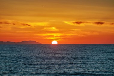 Yunanistan 'ın Korfu adasındaki Acharavi kasabası yakınlarındaki İyon Denizi üzerinde gün batımı