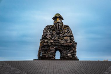 Kuzey Atlantik 'teki Snaefellsnes Yarımadası' ndaki Arnarstapi 'deki Bardur Snaefellsas Heykeli