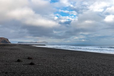Vikurfjara Kara Kum Plajı Kuzey Atlantik 'teki İzlanda adasında Vik yakınlarında.